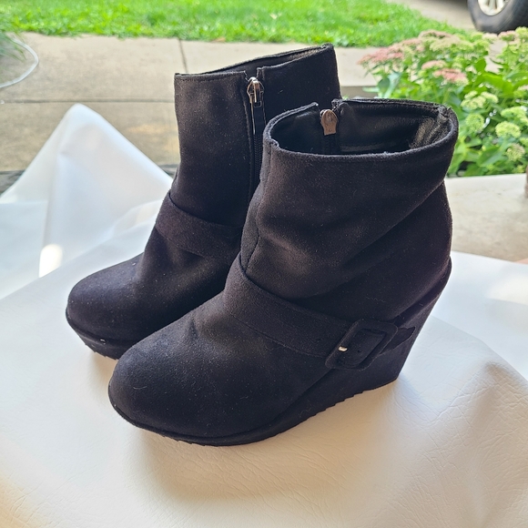 Betastella Women's Platform Wedge Booties Faux Suede Heels Zip Up Ankle Boots - Picture 6 of 6